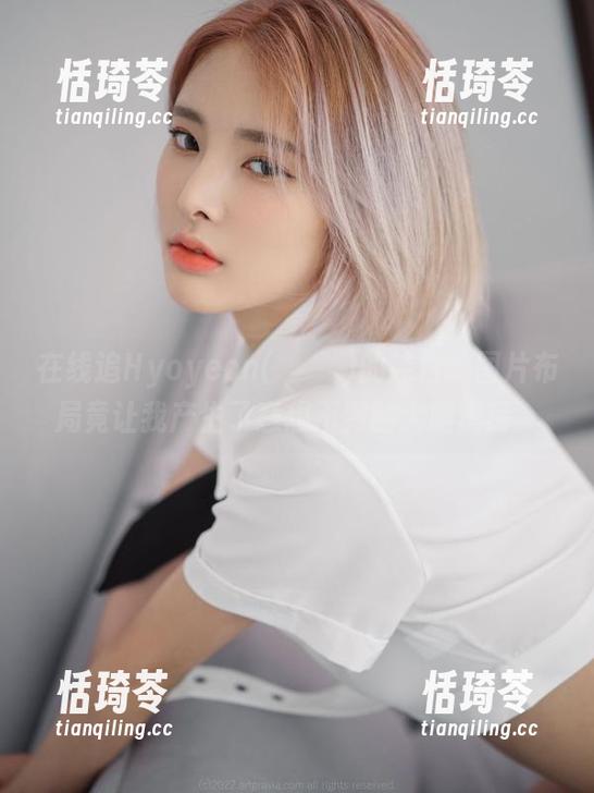 在线追Hyoyeon(김효연)的纯白，图片布局竟让我产生了意想不到的大脑震荡。