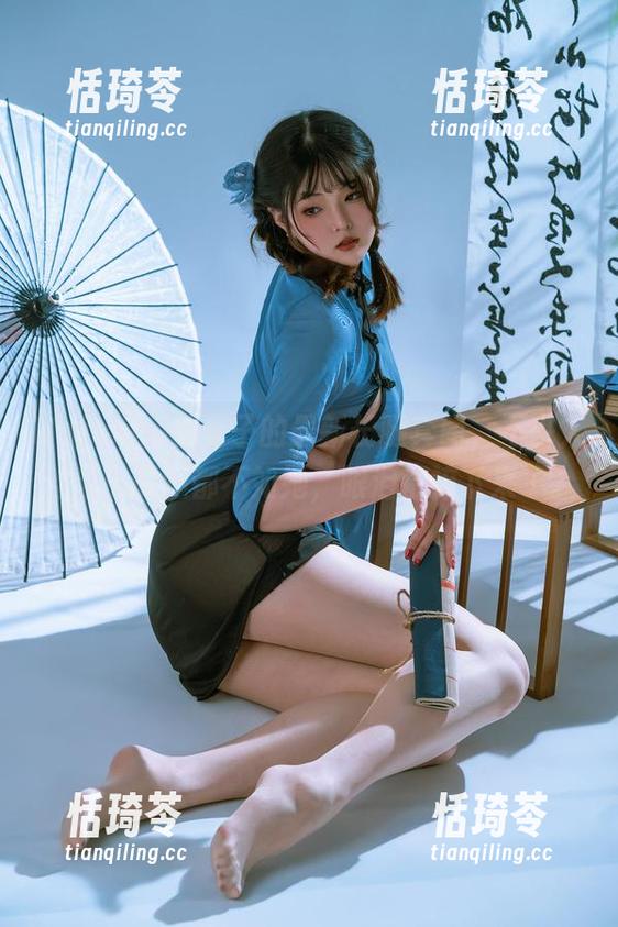 Natsuko夏夏子的最新长腿套图，不少人连自己的腿都不如她，眼泪都流下来了。