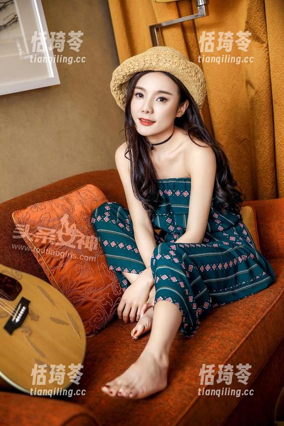 TouTiao头条女神 - 黑丝缠绕的瞬间，刘瑾希让图库热血沸腾