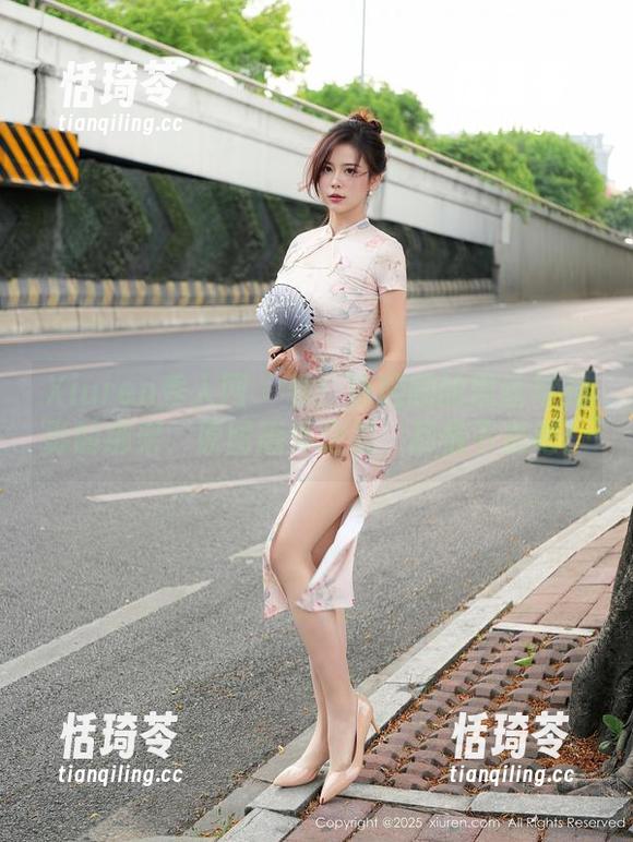 Xiuren秀人网-唐翩翩 Xiuren秀人网 - 看!唐翩翩的黑丝与光影的绑架,原图意外之美,尽情下载吧!