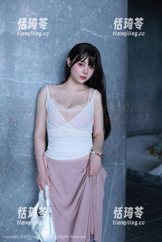 Xiuren秀人网 - 许诺Sabrina的最新美图：藏在光影中的小秘密，真是让人忍不住想探个究竟。