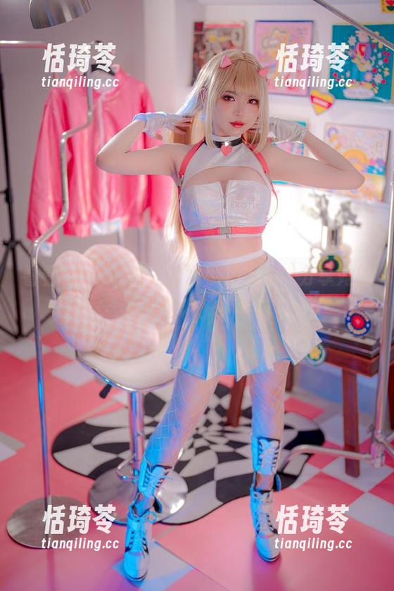 看看ZinieQ迷人的水手服写真，分享她的“追风逐浪”梦幻时光