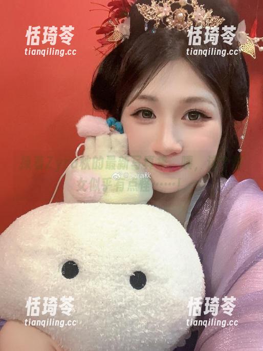 捧着Zyra秋的最新写真集，咦，这个修女似乎有点怪……！