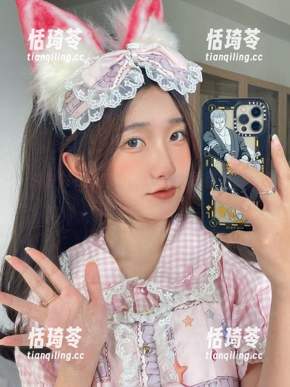 一件白衬衫的魔力，roroki骷髅姬的精选美图值得你停留。