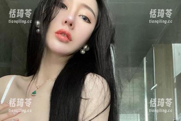 微密圈 - 不爱笑的赛琳的空姐角色，原图里的趣味简直让人联想到隐藏的机舱秘密。