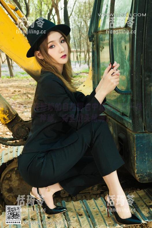 丽柜 - 在婷婷的自拍图包中精选出的一抹神秘，完全没头绪啊。