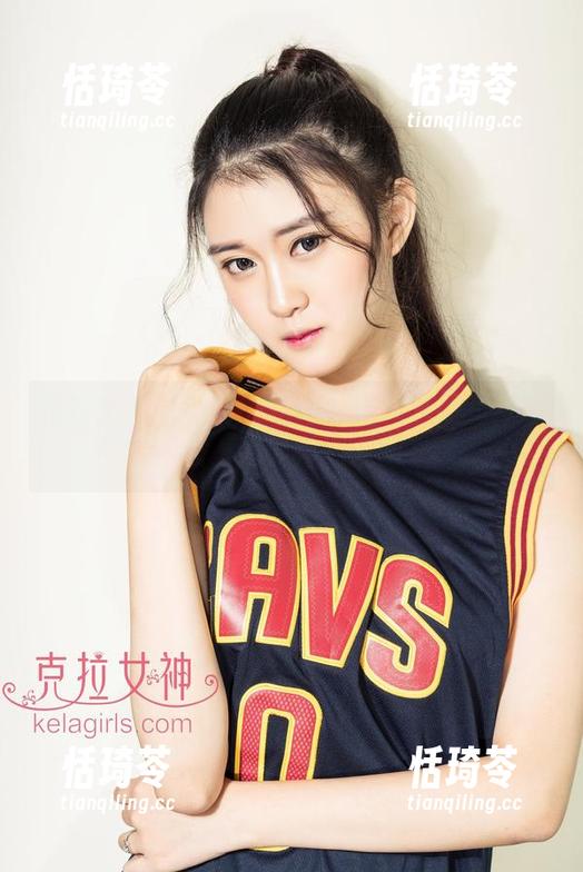 克拉女神 - 小芹的私拍图集：学姐有点意思，我要再瞄几眼