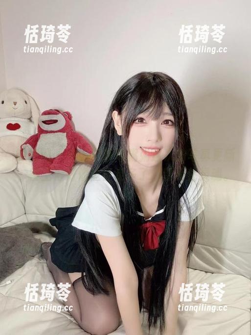 微密圈 - 十万口草莓粥粥这次的写真更新，镂空得好像捷径走多了，留不住灵魂。