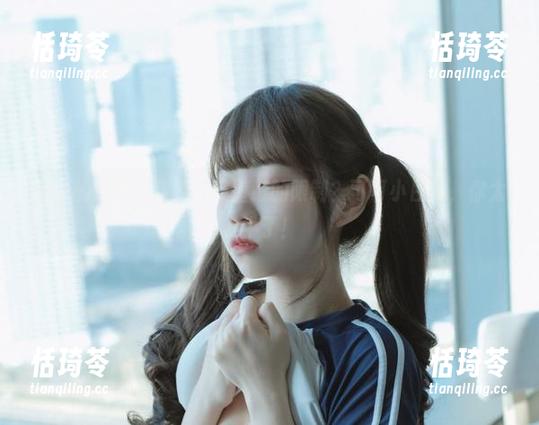 游泳的兔兔，竟能打破壁纸的限制？可可小白兔，你太牛了！