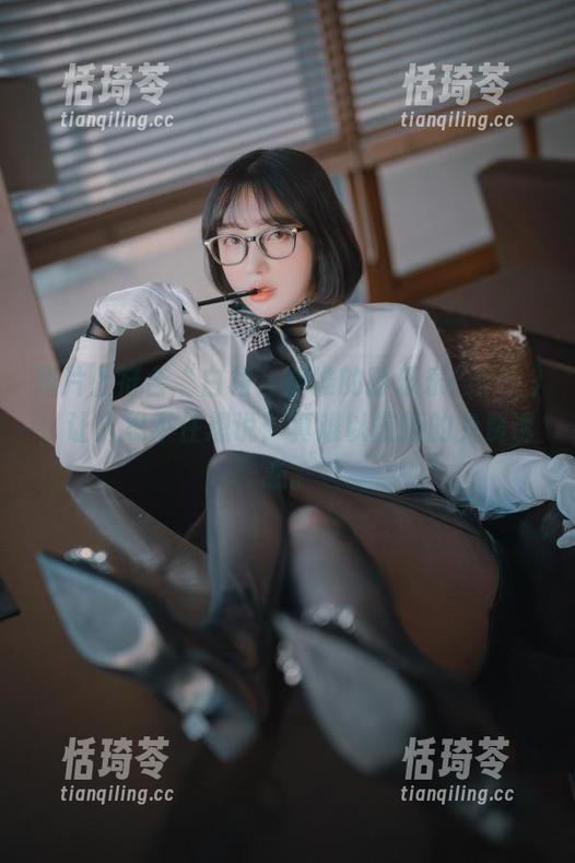 照片上符合“白裙”标准的孙乐乐(손예은)，让人忍不住想说：真难以抗拒的免费诱惑。
