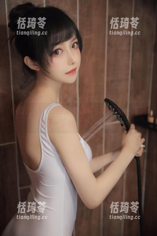 小鹿鹿shika的女友日常图包更新，谁能解释一下她这是在干嘛？
