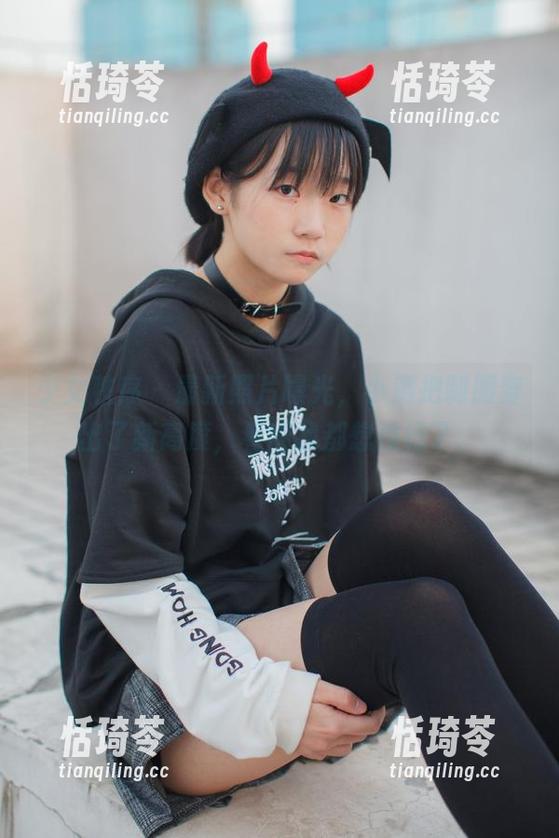 少女秩序 - 最新照片曝光，小满把制服穿出了新高度，看得我都想换行了。