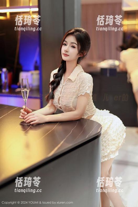 尤蜜荟 - 宅家也能美？来瞧瞧玥儿玥er的睡衣高清写真