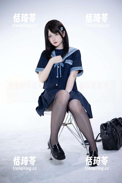 屿鱼的毛衣写真更新：有人说它是道具，我说是陪伴！