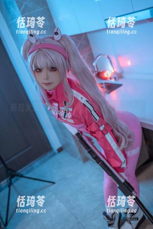 拖拉大王：私拍中的高叉兔女郎，猫耳和拖延症的完美结合？