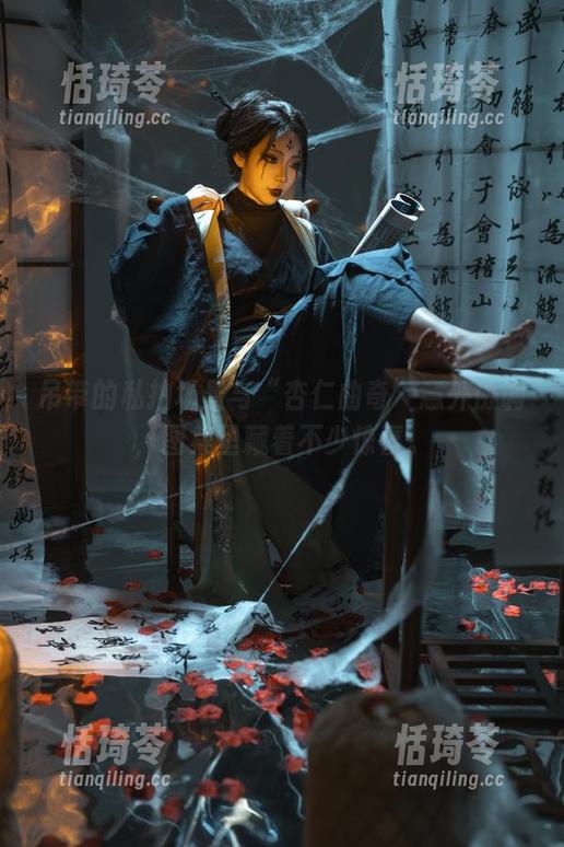 吊带的私拍场景与“杏仁曲奇”意外协调，图集里藏着不少惊喜。