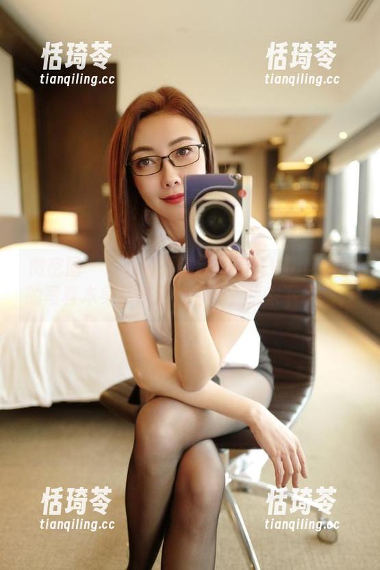 微密圈 - 谁还需要滤镜？果儿Victoria的写真本身就是暮色春光，快来下载吧。