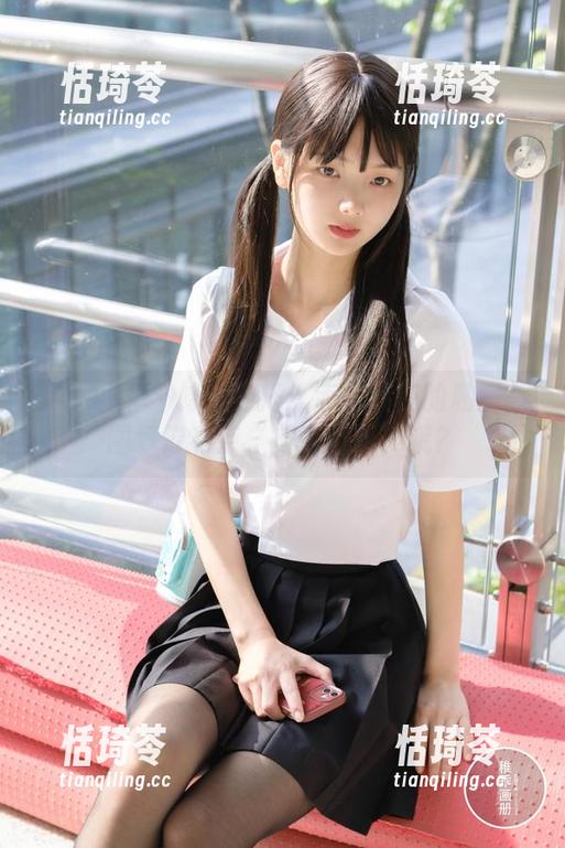 柴系小乖 - 修女穿搭：赤西夜夜的私房美图好像有点“放荡不羁”哦？