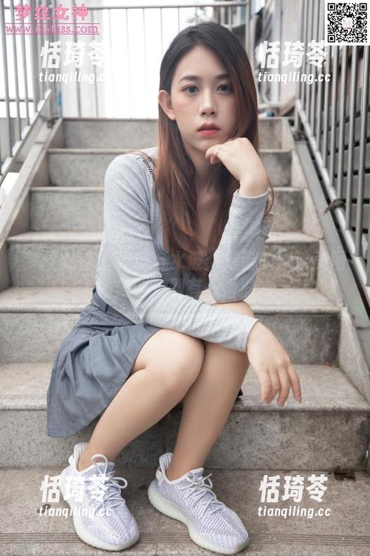 梦丝女神-刘诺 梦丝女神 - 线条与水波:刘诺的泳池美图图集中,别有一番滋味