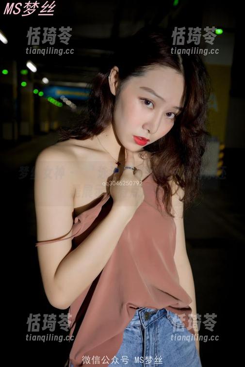梦丝女神-玥玥 梦丝女神 - 玥玥泳池派对图集:是游泳还是展示?有点难分。