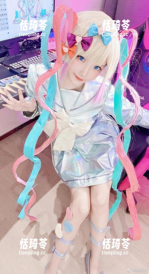 照片展示了神探火狸狸的另一面，“可畏”这种气质也太吸引人了吧，停不下来。