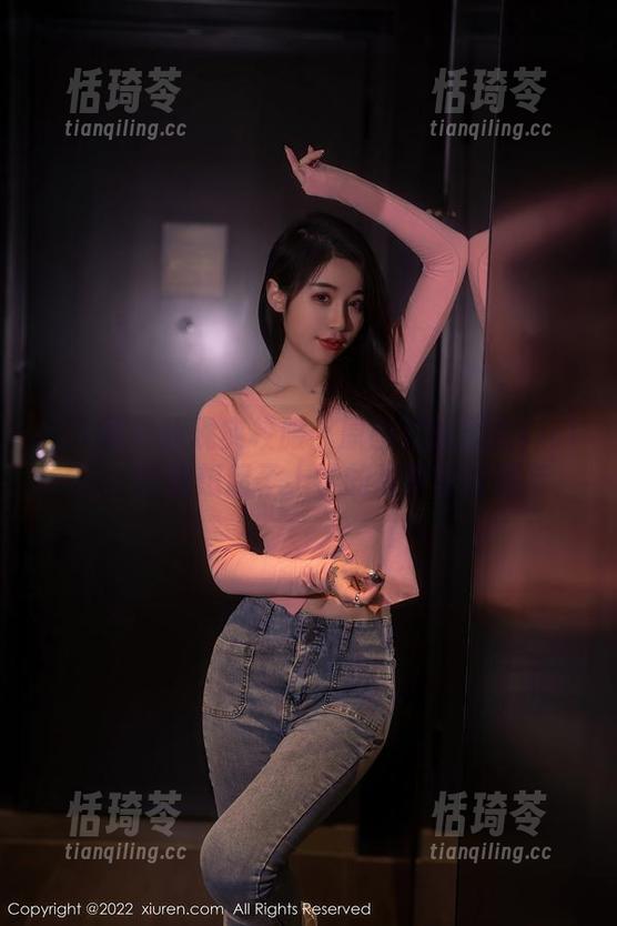 秀人网-果儿victoria 秀人网 - 超现实校服:原图里的果儿victoria,让我想起了上学的那种甜蜜期待。