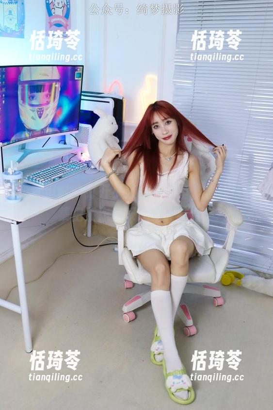 绮梦摄影 - 打开小艺的办公室，最新写真集把工作和乐趣完美结合。