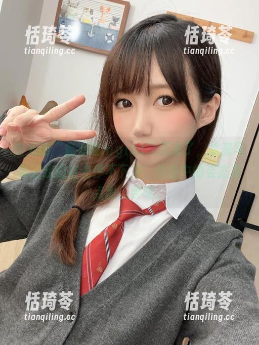 该死的“魔物喵nigisa”又来了，水着写真让我的目光停不下来，作品中的姿态有点耐人寻味。