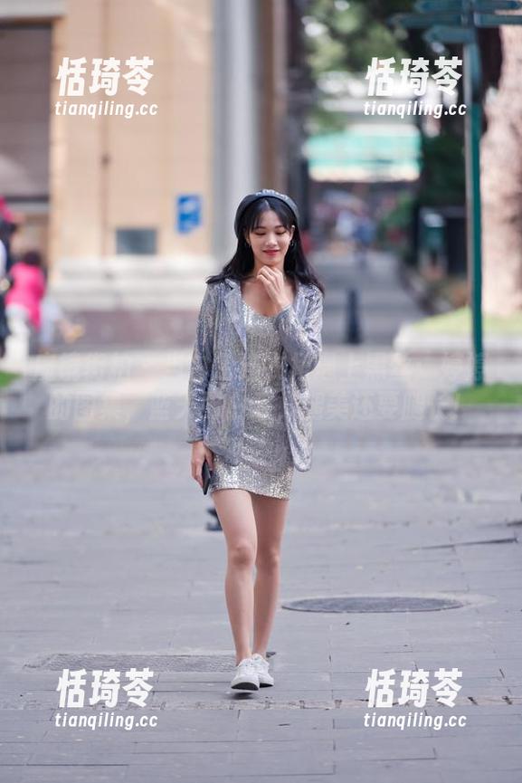 魔镜街拍 - 当白色连衣裙遇上黑丝：婷婷的图集，蓝天配白云，腿美还要腿长！